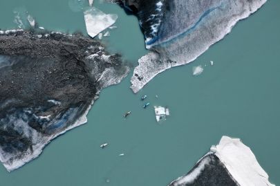 Navigating around the icebergs on the Valdez Glacier and Icebergs SUP tour.