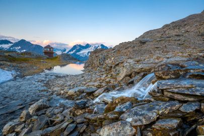 The little waterfall at Glacier Lookout.